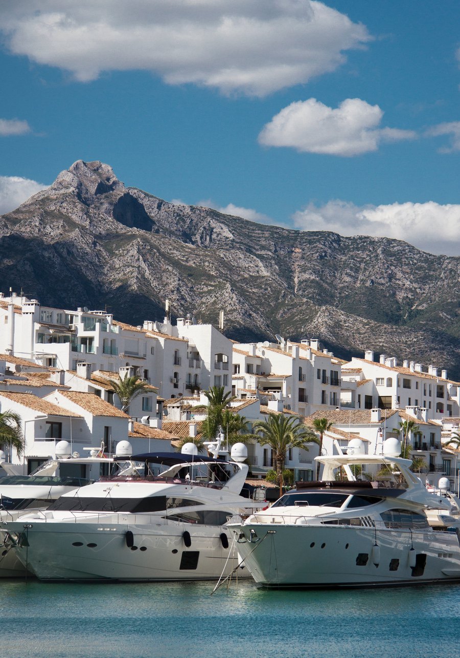Puerto Banús con La Concha al fondo, Marbella